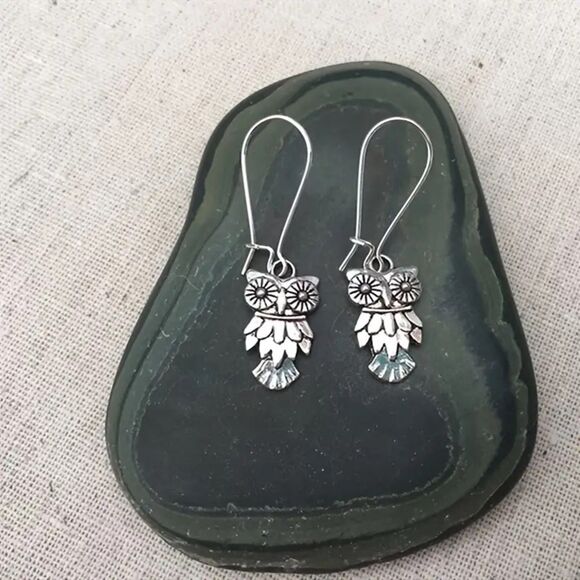 Silver Owl Drop Earrings Vintage Style Dangle Pendant Lightweight Casual New - Picture 2 of 4